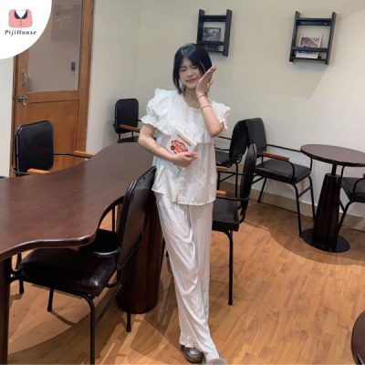 Mặc pijama ra đường với bộ trắng cổ tròn phối ren